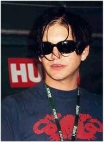 parere avetzi despre brian molko? Strify's girlfriend