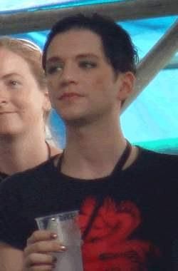 parere avetzi despre brian molko? Strify's girlfriend